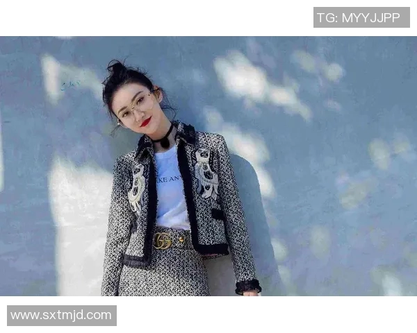 德国足球明星街拍时尚风采展现个性魅力与运动精神